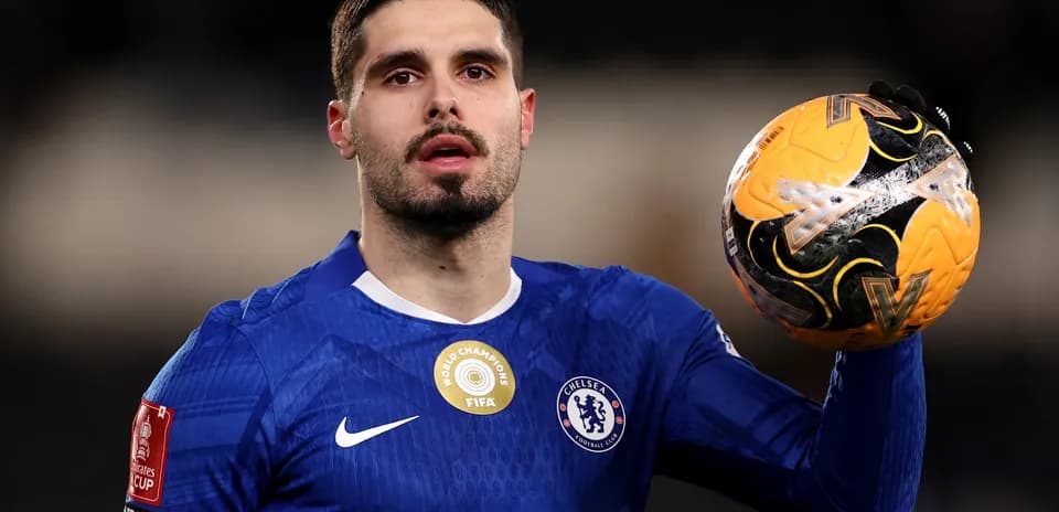 Joueur de Chelsea tenant le ballon