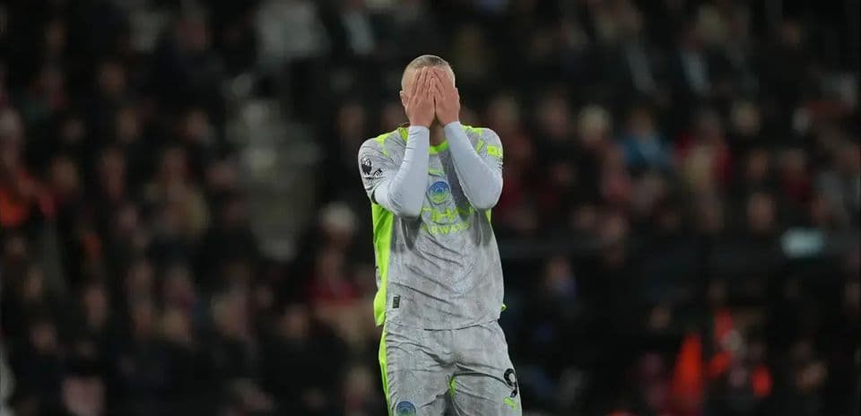 Gardien de but se tenant le visage pendant le match