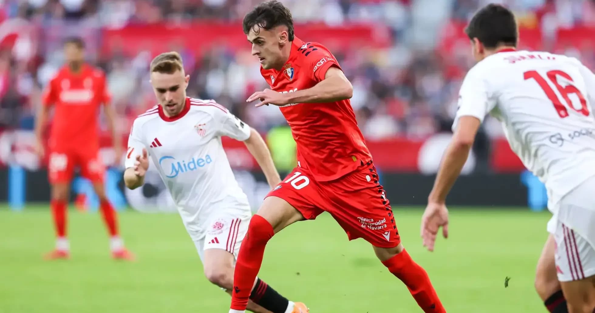 Joueurs d'Osasuna et de Séville en action