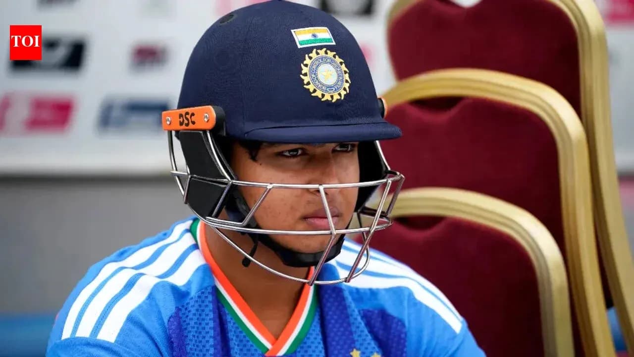 Joueur de cricket portant un casque et une tenue