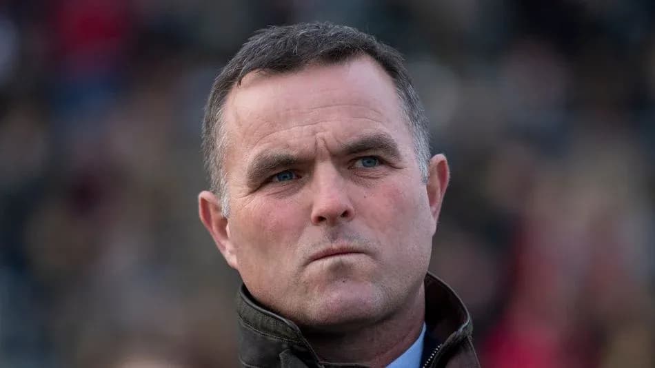 Homme regardant intensément lors d'un événement sportif