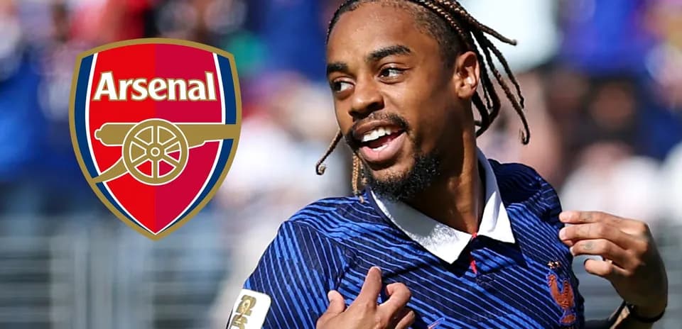 Joueur célébrant avec le logo d'Arsenal en arrière-plan