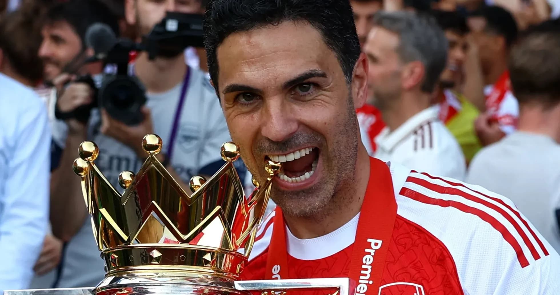 Entraîneur d'Arsenal célébrant avec le trophée Premier League