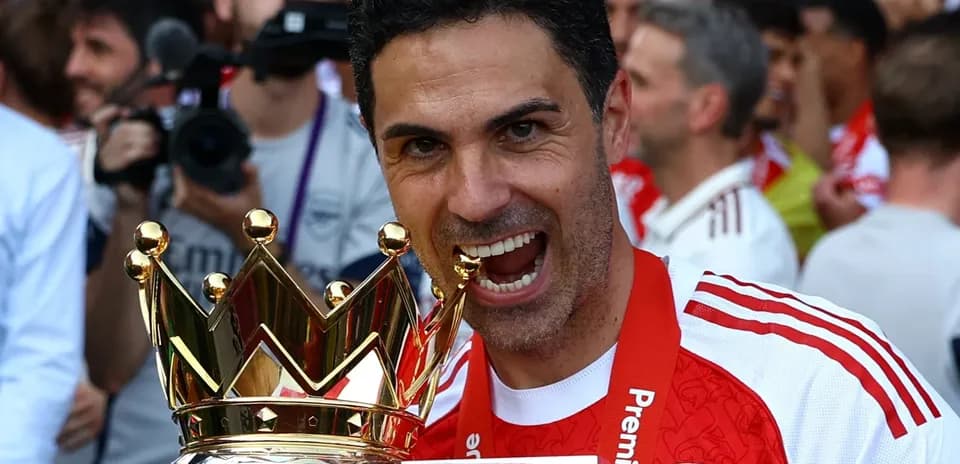 Entraîneur d'Arsenal célébrant avec le trophée Premier League