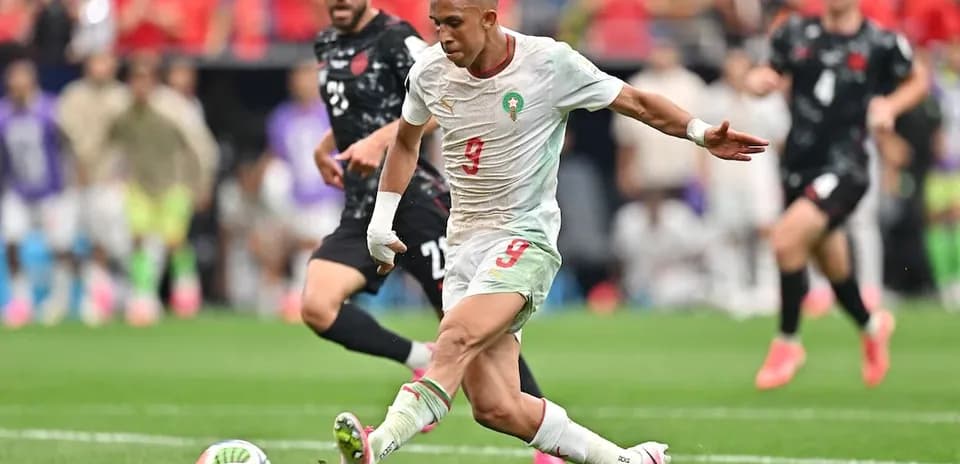 Un joueur marocain tirant au but