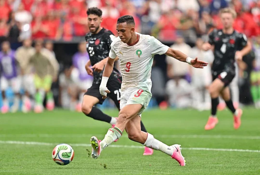 Un joueur marocain tirant au but