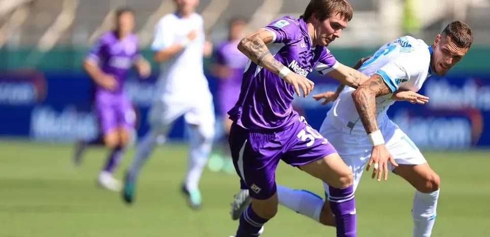 Un joueur de la Fiorentina dribble sous pression