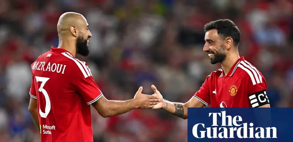 Deux joueurs de Manchester United se serrent la main