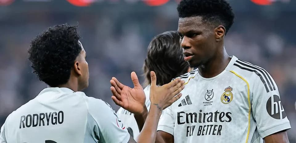 Rodrygo et Aurélien Tchouaméni discutant sur le terrain