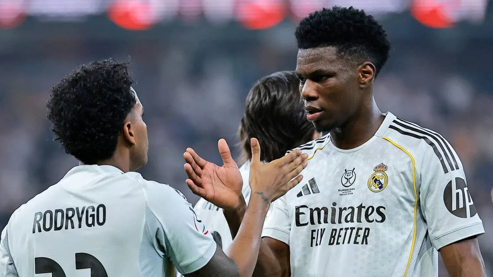 Rodrygo et Aurélien Tchouaméni discutant sur le terrain
