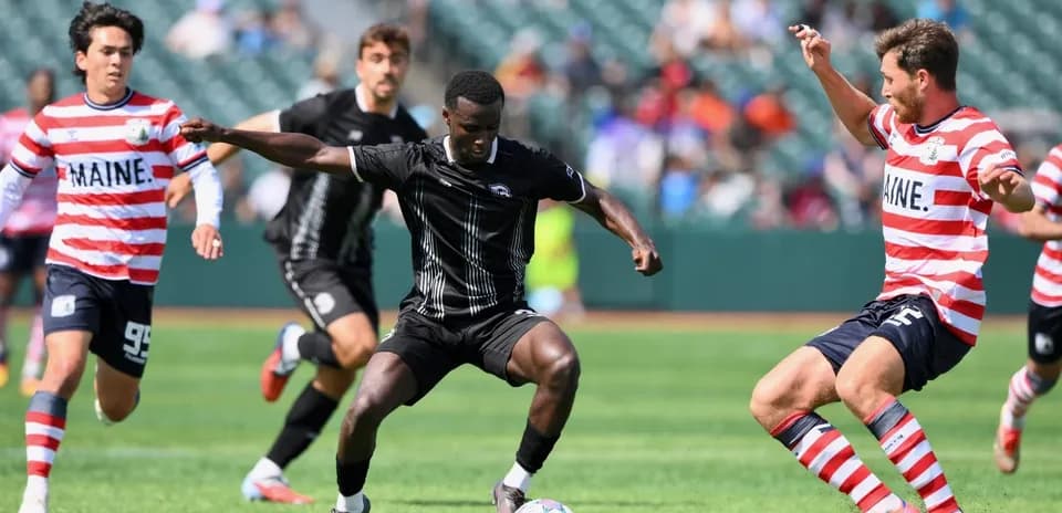 Joueurs en action lors du match de football
