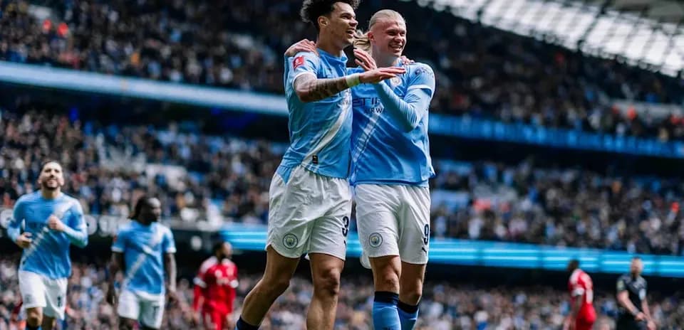 Joueurs de Manchester City célébrant un but au stade