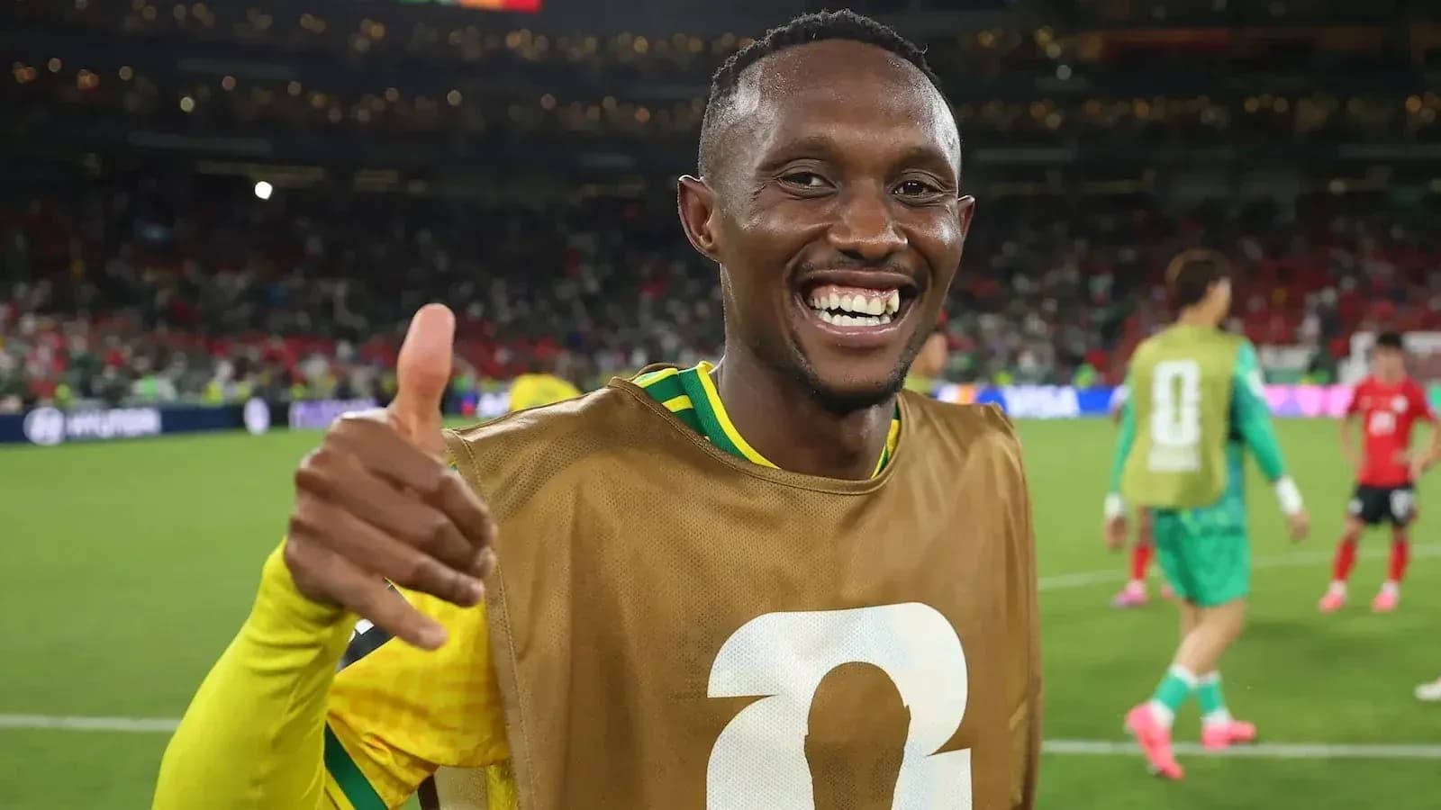 Joueur souriant avec un pouce levé après le match
