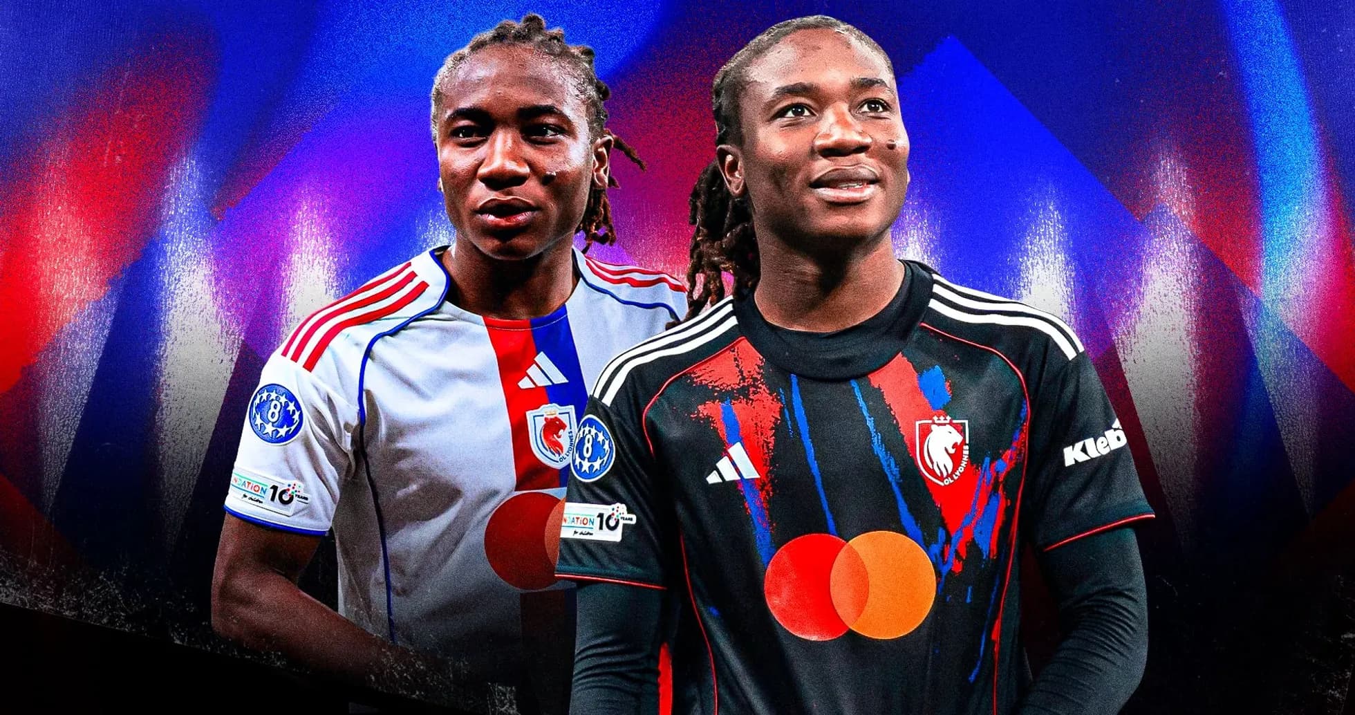 Deux joueurs en maillots de football posant ensemble