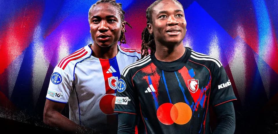 Deux joueurs en maillots de football posant ensemble