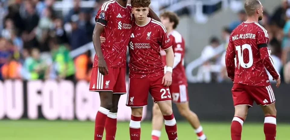 Deux joueurs de Liverpool en discussion sur le terrain