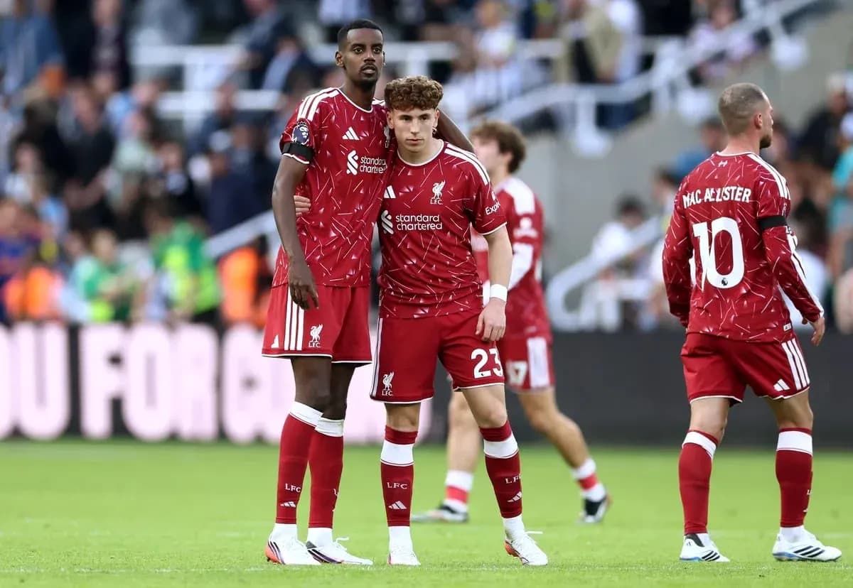 Deux joueurs de Liverpool en discussion sur le terrain