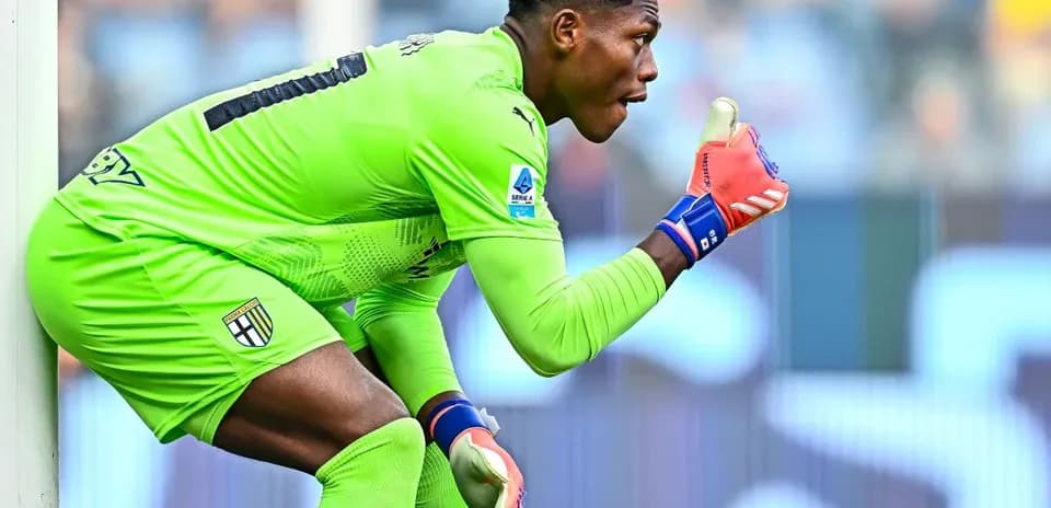 Gardien de but en uniforme vert se préparant