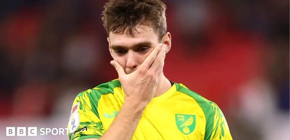 Joueur de Norwich City touchant son visage après le match