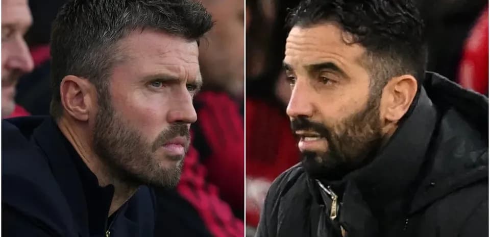 Deux entraîneurs sur le banc pendant un match