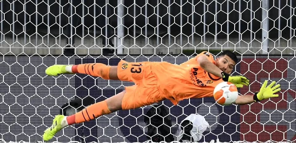 Gardien plongeant pour arrêter un penalty