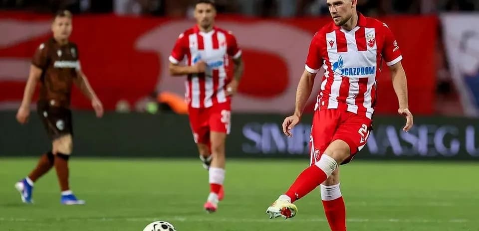 Joueur du FK Crvena Zvezda en action