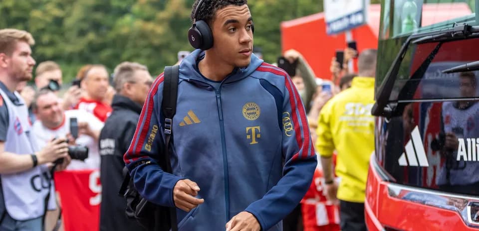 Joueur de Bayern Munich arrivant au stade