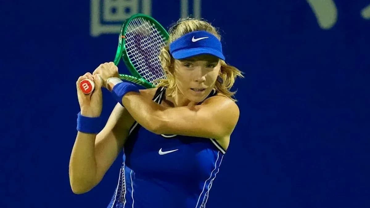 Joueuse de tennis en train de frapper une balle