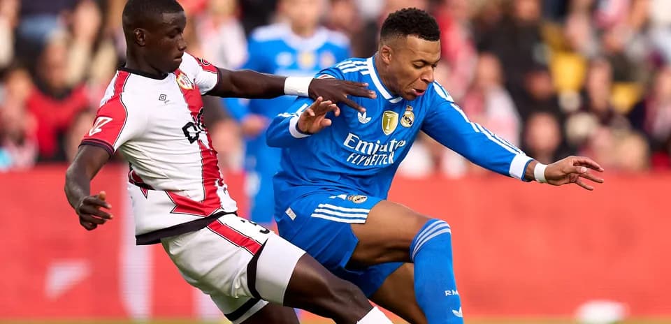 Joueur de Southampton taclant un joueur du Real Madrid