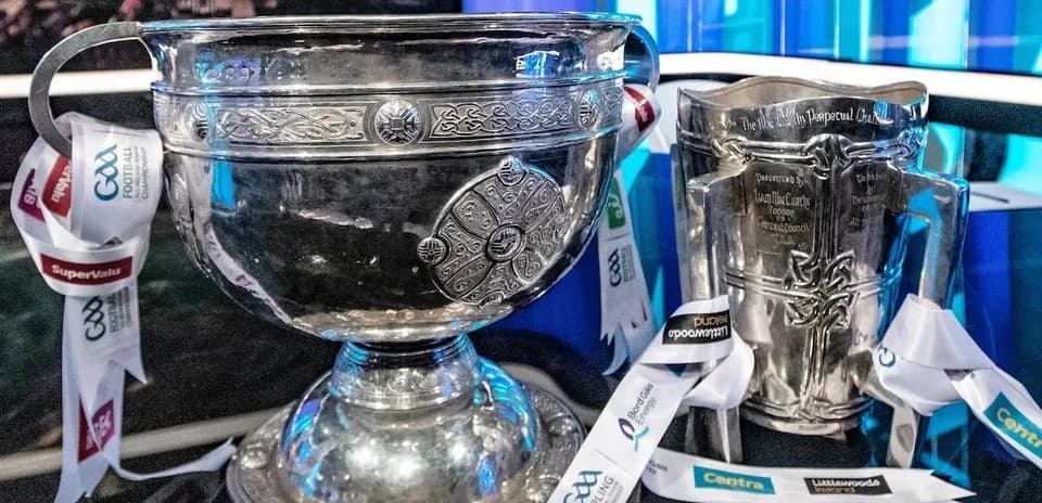 Trophées de football et de hurling exposés ensemble
