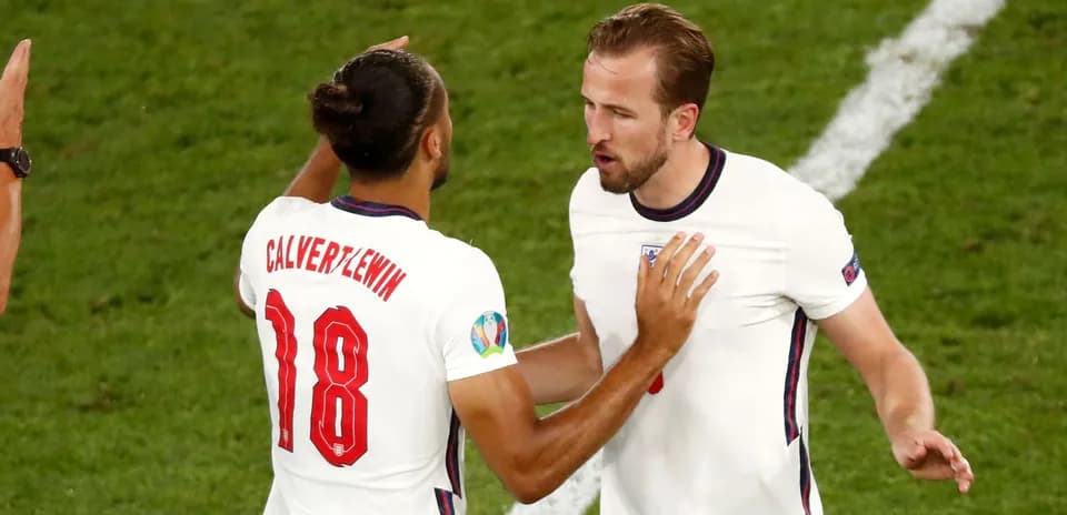 Calvert-Lewin et Kane célébrant un but ensemble