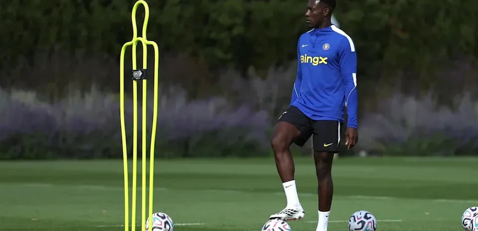 Joueur s'entraînant près de mannequins et ballons