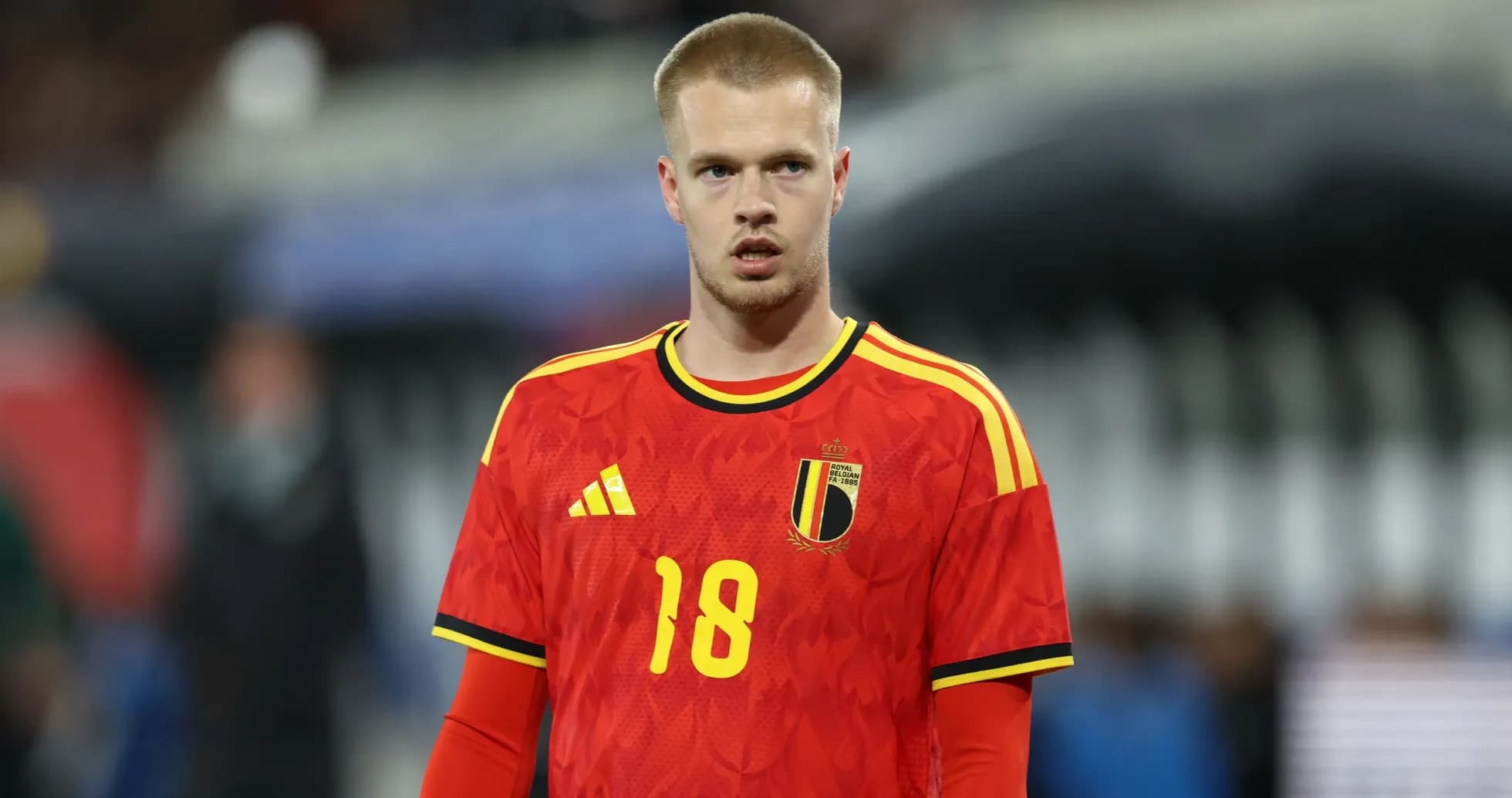 Joueur belge en maillot rouge avant le match