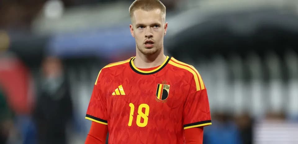 Joueur belge en maillot rouge avant le match