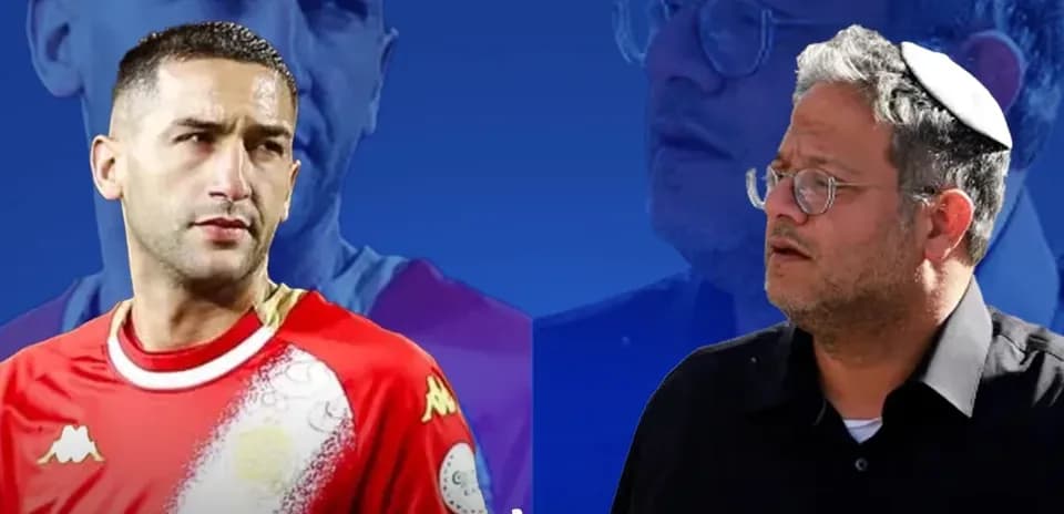 Ziyech et un homme en discussion sur fond bleu