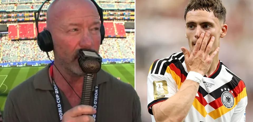 Commentateur parlant dans un stade pendant un match