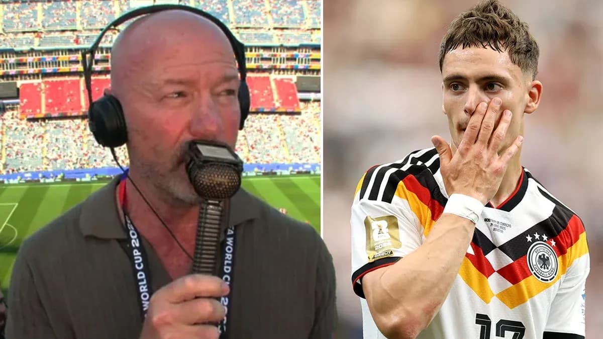 Commentateur parlant dans un stade pendant un match