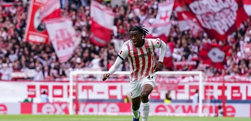 Joueur courant avec le ballon devant les supporters
