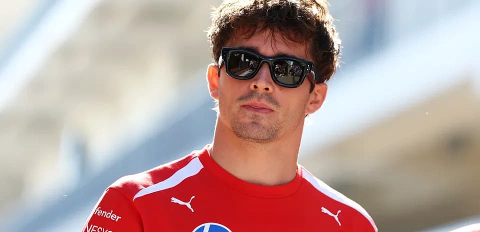 Pilote de F1 en tenue Ferrari avec lunettes de soleil