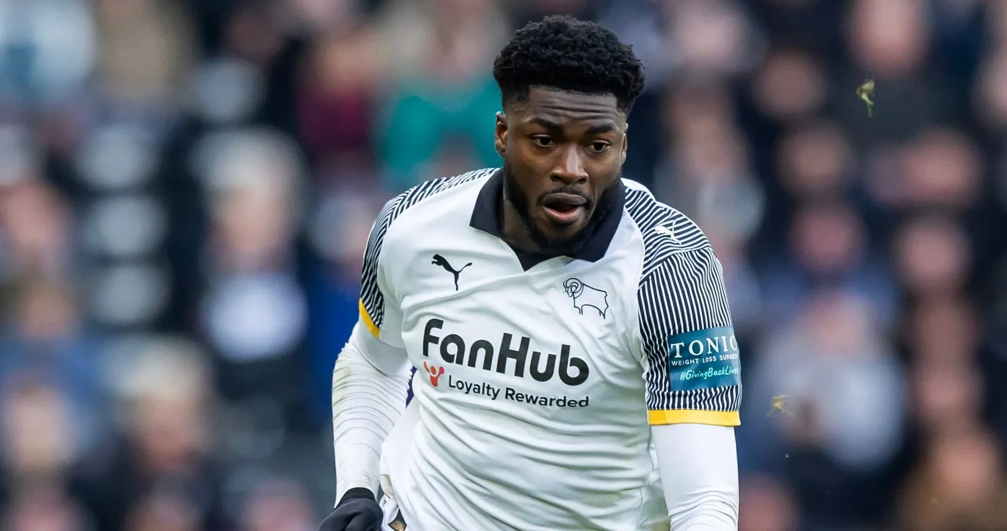 Joueur de Derby County en action sur le terrain