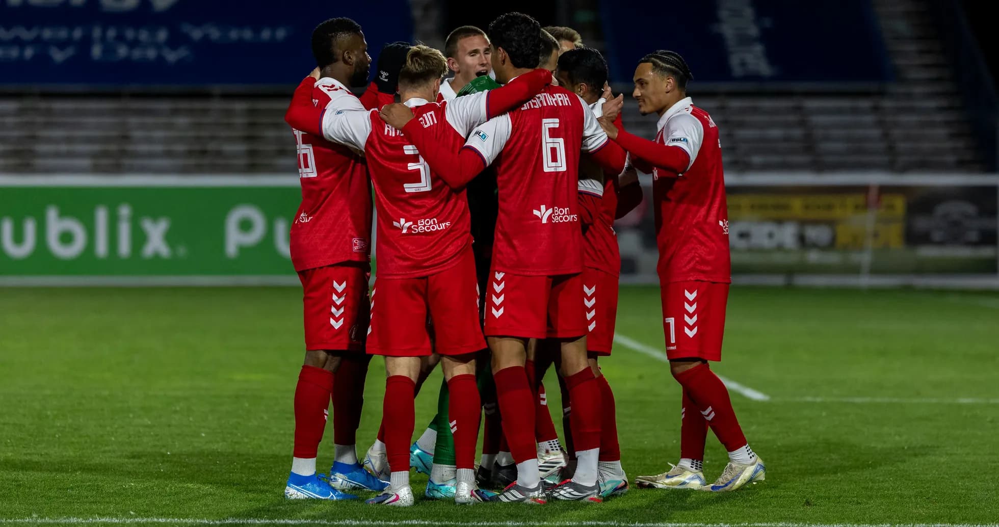 Joueurs de Loudoun United célébrant ensemble