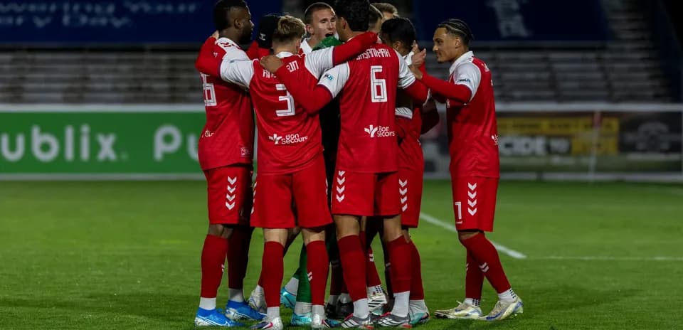 Joueurs de Loudoun United célébrant ensemble