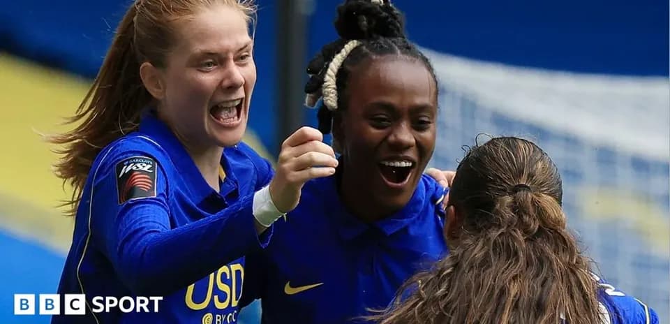 Joueuses célébrant un but sur le terrain