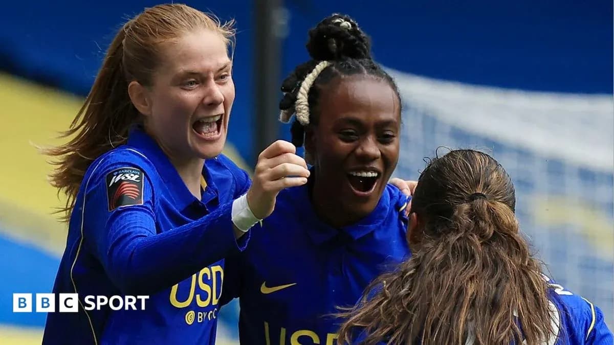Joueuses célébrant un but sur le terrain