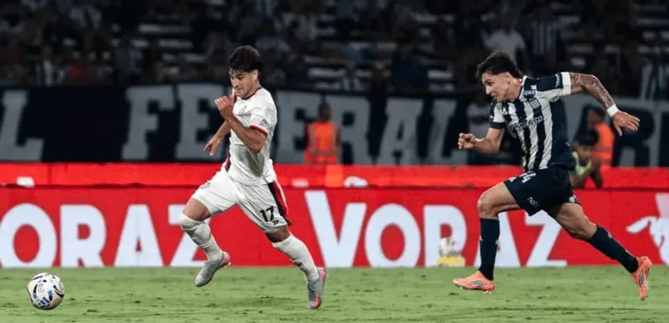 Joueurs en action lors du match San Lorenzo vs Talleres