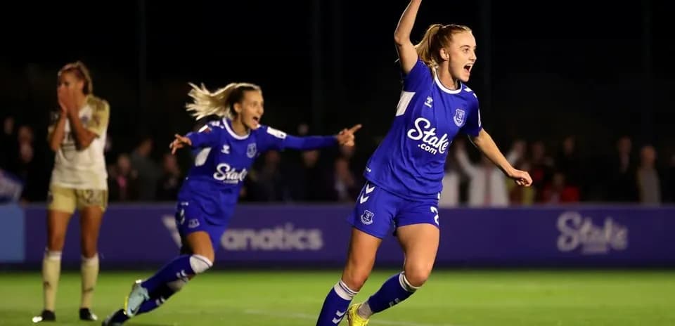 Joueuse d'Everton célèbre un but marqué