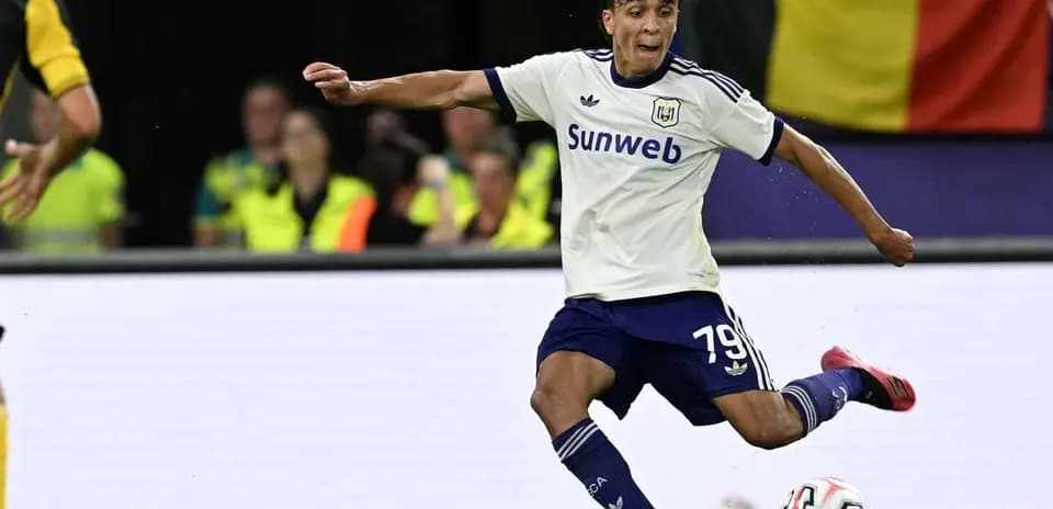 Joueur d'Anderlecht en action pendant le match