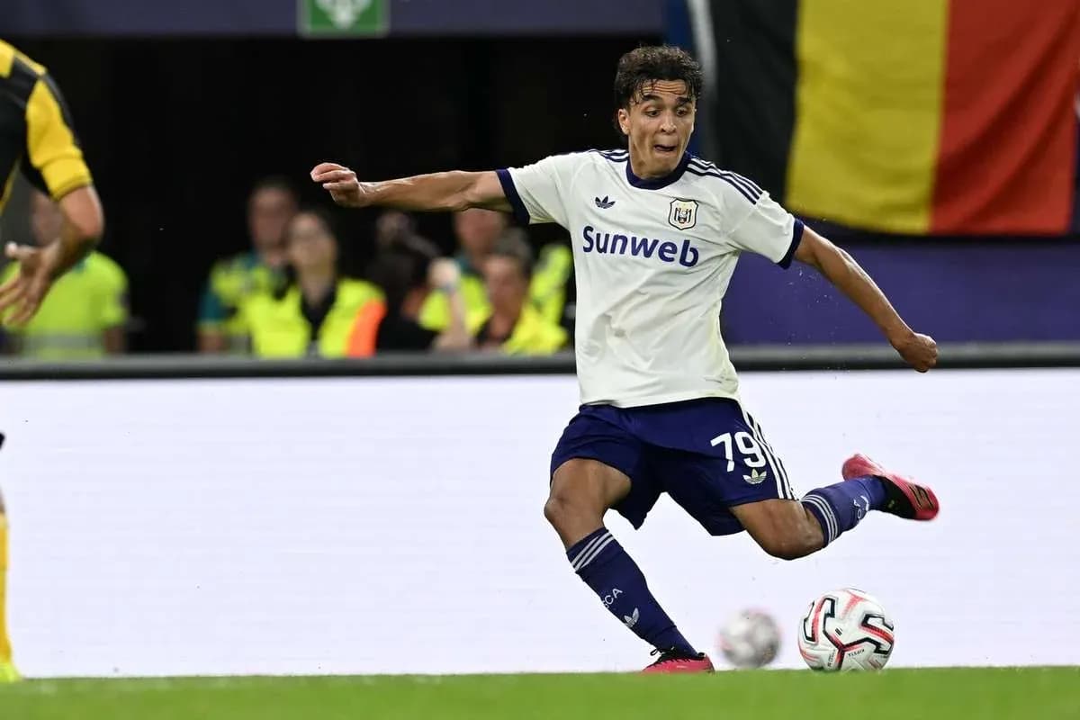 Joueur d'Anderlecht en action pendant le match
