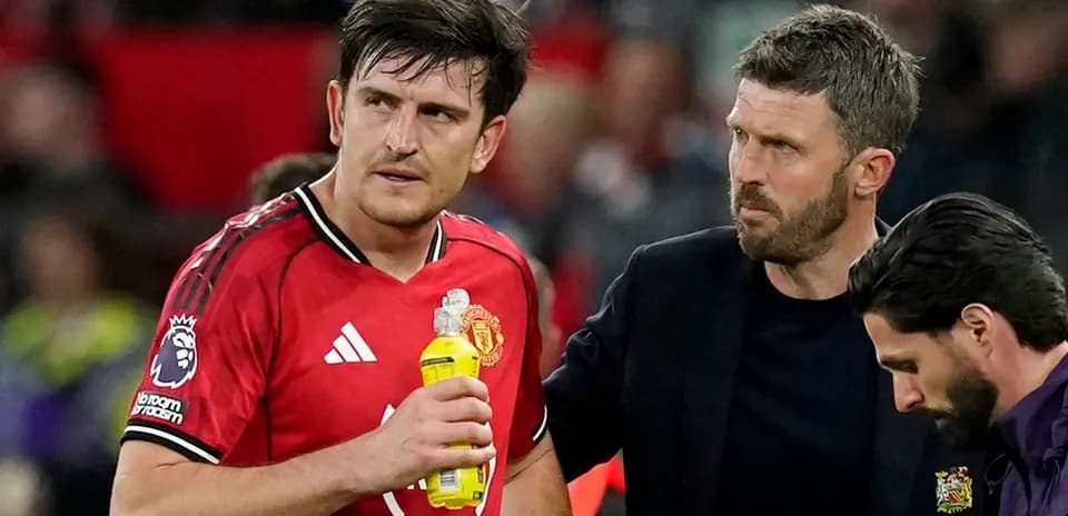 Joueur de Manchester United avec entraîneur sur le terrain