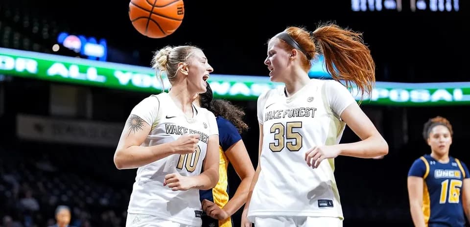 Joueuses de Wake Forest célébrant un panier marqué